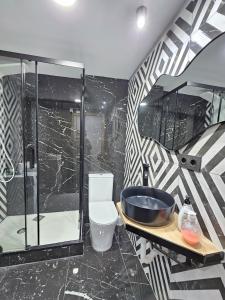 Łazienka w obiekcie Apartamentos Benidorm Black