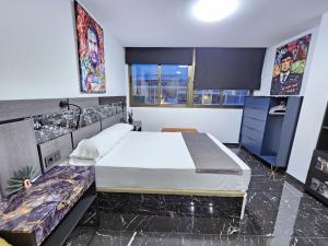 Łóżko lub łóżka w pokoju w obiekcie Apartamentos Benidorm Black