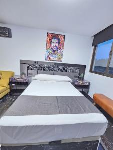 Łóżko lub łóżka w pokoju w obiekcie Apartamentos Benidorm Black