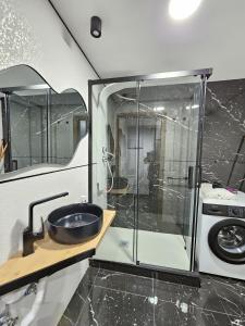 łazienka z umywalką i pralką w obiekcie Apartamentos Benidorm Black w mieście Benidorm +37 zdjęć