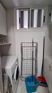 uma lavandaria com uma máquina de lavar roupa e uma cesta em Apartamento Edificio San Francisco em Benidorm