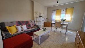 ein Wohnzimmer mit einem Sofa und einem Tisch in der Unterkunft Apartamento Monver I Benidorm in Benidorm