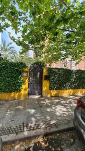 eine gelbe Wand mit einem schwarzen Tor auf einer Straße in der Unterkunft Apartamento Monver I Benidorm in Benidorm