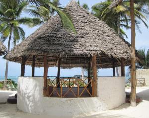 una capanna con tetto di paglia sulla spiaggia di Mjanaheri Beach Villas a Bwejuu