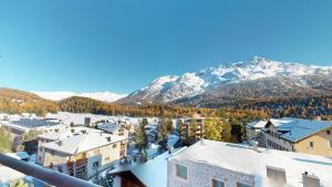 vista su una città con montagne innevate di Somplatz 6 a Champfer