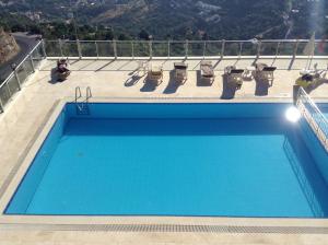Výhled na bazén z ubytování Bektas Hill nebo okolí