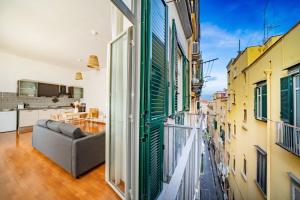 un soggiorno con divano su un balcone di Casa Blin Dimora a Chiaia a Napoli
