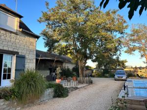 a house with a car parked in the driveway at Chambre chez Alain et Armelle in Avoine