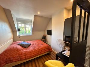a small bedroom with a bed and a window at Chambre chez Alain et Armelle in Avoine