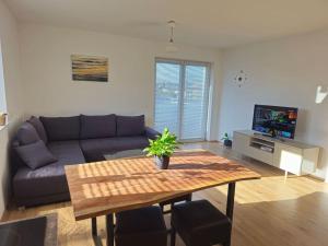uma sala de estar com um sofá e uma mesa em Wohnung in Gunskirchen / Wels em Gunskirchen