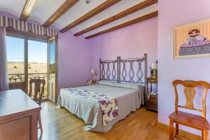 1 dormitorio con paredes moradas, 1 cama y ventana en Hotel Puerta Sepúlveda, en Sepúlveda 55 fotos más