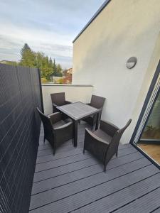 um pátio com uma mesa e cadeiras numa varanda em Wohnung in Gunskirchen / Wels em Gunskirchen