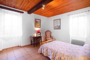 um quarto com uma cama e um tecto de madeira em Le zihans em Port-de-Lannes