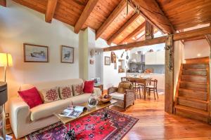 uma sala de estar com um sofá e uma mesa em Romito Lodge Apartment Mountain Retreat - Happy Rentals em Cesana Torinese