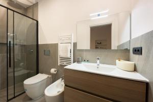 y baño con lavabo, aseo y ducha. en HL Apartment - Darsena, Navigli Milano, Via Torino, en Milán
