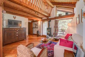 uma sala de estar com um sofá e uma mesa em Romito Lodge Apartment Mountain Retreat - Happy Rentals em Cesana Torinese