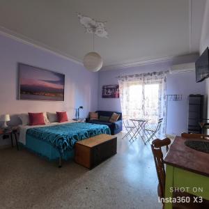- une chambre avec un lit et un canapé dans l'établissement Nonno Francesco rooms, à Catane