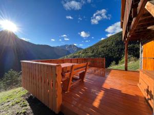 ein Holzdeck mit einer Bank auf einem Berg in der Unterkunft Chalet 4 chambres, cheminée, Pra-Loup 1500 - FR-1-165A-51 in Uvernet + 10 Fotos