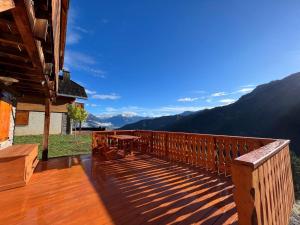 eine Holzterrasse mit einem Tisch und Bänken darauf in der Unterkunft Chalet 4 chambres, cheminée, Pra-Loup 1500 - FR-1-165A-51 in Uvernet