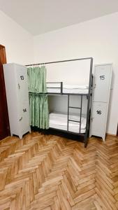 Rúm í herbergi á Hostel DO-RE-MI