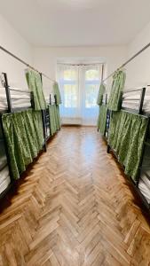 Rúm í herbergi á Hostel DO-RE-MI