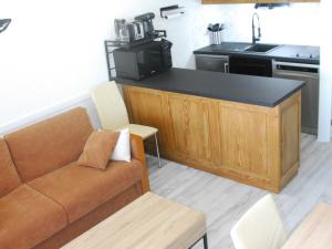 ein Wohnzimmer mit einem Sofa und einer Küche in der Unterkunft Studio Pra-Loup, 1 pièce, 4 personnes - FR-1-165A-98 in Uvernet