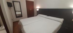 Łóżko lub łóżka w pokoju w obiekcie Hotel Irixo