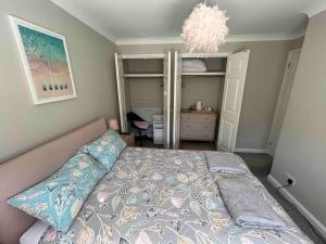 a bedroom with a bed and a chandelier at Cozy Double Room with Parking and Full Kitchen in Southampton