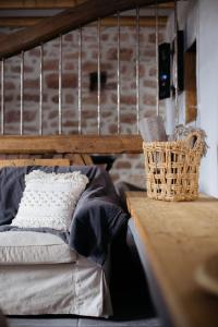 ein Schlafzimmer mit einem Bett und einem Korb auf einem Tisch in der Unterkunft Des sapins aux étoiles in Pierre-Percée