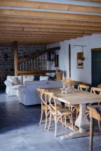 ein Wohnzimmer mit einem Holztisch und einem Sofa in der Unterkunft Des sapins aux étoiles in Pierre-Percée