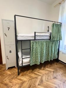 Rúm í herbergi á Hostel DO-RE-MI