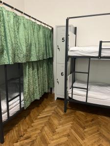 Rúm í herbergi á Hostel DO-RE-MI