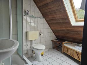 a bathroom with a toilet and a sink at Reimann's Ferienwohnungen in Emden