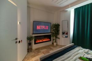 Televízia a/alebo spoločenská miestnosť v ubytovaní Luxury Living: Smart 2BR Apartment at Unirii Square