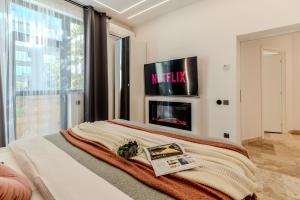 Posteľ alebo postele v izbe v ubytovaní Luxury Living: Smart 2BR Apartment at Unirii Square