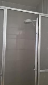 uma porta de duche em vidro na casa de banho em Apartamento 3 quartos em Copacabana no Rio de Janeiro