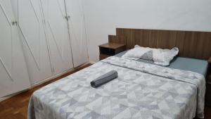 uma cama com um agrafador num quarto em Apartamento 3 quartos em Copacabana no Rio de Janeiro