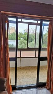 Elle offre une vue sur une chambre dotée d'une grande fenêtre. dans l'établissement Happyhouse, à Algueirão