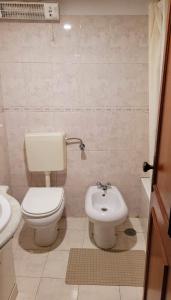 La salle de bains est pourvue de toilettes et d'un bidet. dans l'établissement Happyhouse, à Algueirão