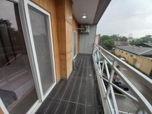 Green Hotel tesisinde bir balkon veya teras