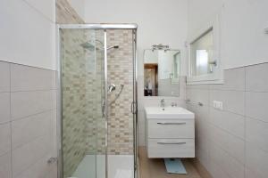 uma casa de banho com um chuveiro e um lavatório. em Confortevole appartamento vicino Ponte Milvio em Roma