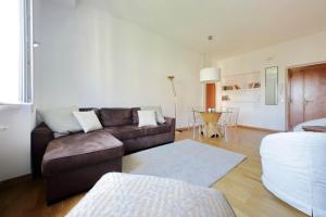 un soggiorno con divano e tavolo di Confortevole appartamento vicino Ponte Milvio a Roma