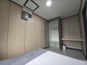 1 dormitorio con 1 cama y TV en la pared en Green Hotel en Ángeles