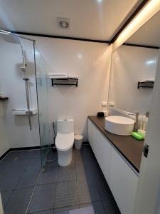 een badkamer met een toilet en een glazen douche bij Green Hotel in Angeles