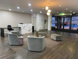 a lobby with chairs and a table in a building at Lux Stay For Weekday Workers and Weekend Explorers 2 Beds Fast Wifi Free Parking Free Gym in Bedford