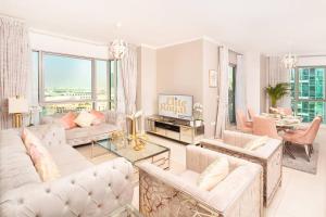 uma sala de estar com mobiliário branco e uma grande janela em Elite Royal Apartment - Full Burj Khalifa & Fountain View - 2 Bedrooms + 1 Open Bedroom Without Partition - Magnate em Dubai