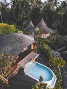 widok z powietrza na ośrodek z basenem w obiekcie Jungleight Bali w mieście Tegalalang