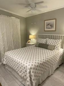 sypialnia z łóżkiem i wentylatorem sufitowym w obiekcie Beachfront Condo with Ocean View w mieście Hilton Head Island