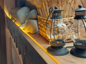 dos jarrones de cristal sentados en un estante con rocas en Plai din Bran, en Bran