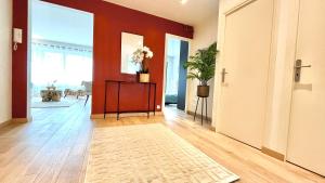 een hal met een deur en een kamer met een tapijt bij Appartement confortable entre Paris et Versailles in Ville-dʼAvray